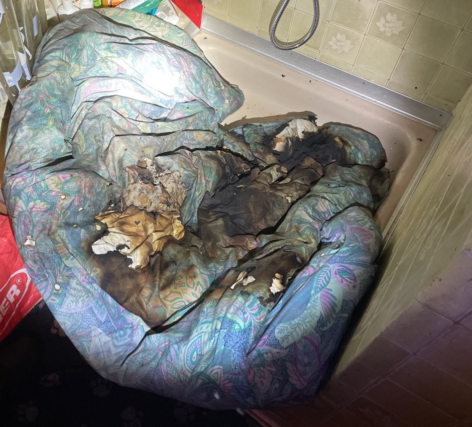 Durch Mottbrand besch&auml;digte Bettdecke